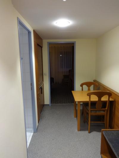 入口はいって広い廊下が続きます