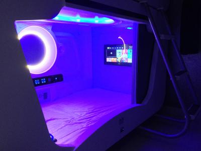 まるで宇宙船の中に居るような感覚のカプセル内