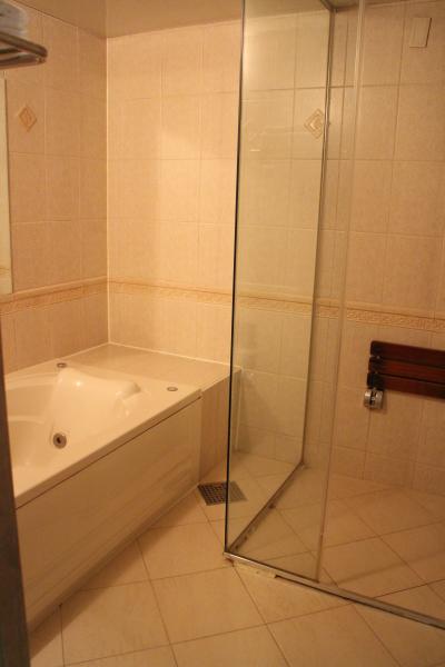 バス・トイレは別でした。ガラス張りの中はサウナです。