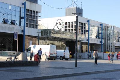 近代的で大きな駅