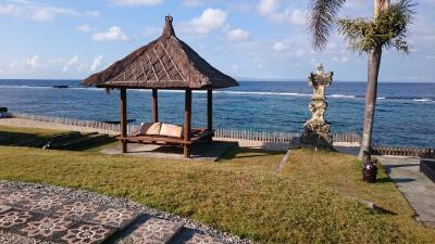 海に面した芝生と東屋