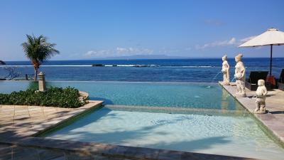 海と一体化したように見えるプール