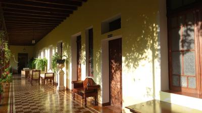 中庭沿いに客室への入り口が