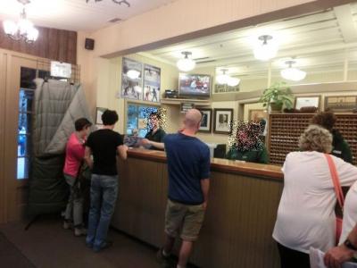 フロント。寒い季節、貸し出し用の寝袋が展示されていた。