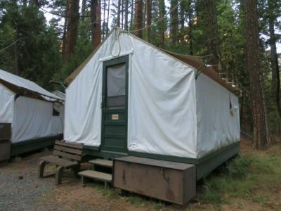テントの数は非常に多い。このテントの食糧ロッカーは古いタイプ
