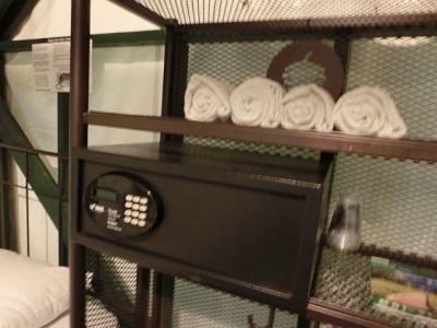 毎日換えてくれるバスタオル。ノートパソコンが入れられる金庫。