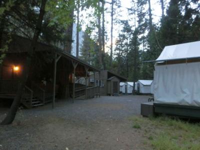 シャワーやトイレがある棟。今回は目の前だった。