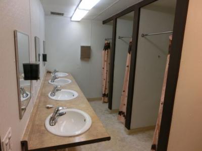 シャワー棟の中の洗面台