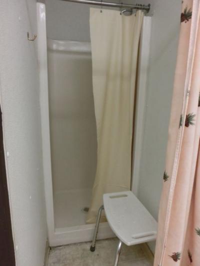 脱衣スペースの壁にフックあり。この棟にはシャンプー類なし。