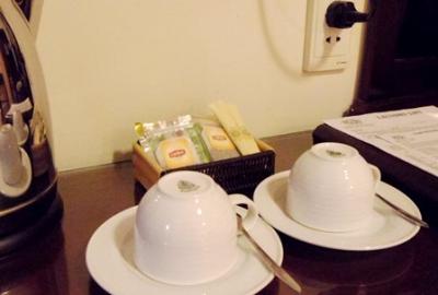 紅茶やインスタント珈琲。コンセントは日本のもokでも電圧注意