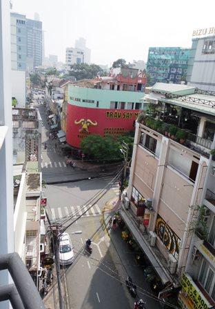 赤い店の所がデタム通りとブイビエン通りの交差点