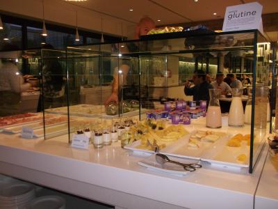 朝食バイキング。パン種類沢山。ケーキ。サラダも色々。食堂広く