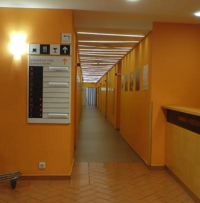 建物自体は古いが、内装は明るい色でリフォーム済み。