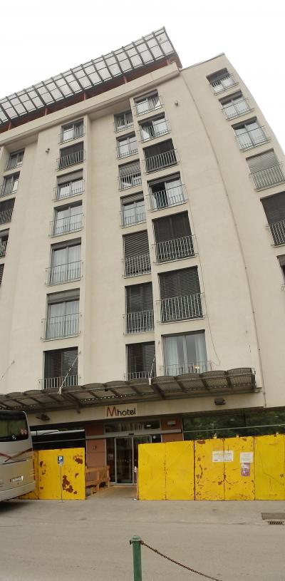 入口付近は工事中。パノラマモードで撮影したため歪んでいます。