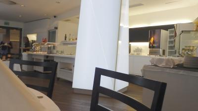 朝食バイキング会場。品数は少ない。