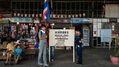 タイ　バンコク　安い　１万円　旅行　メークロン市場　１日の旅