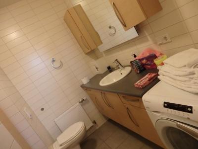 トイレ、洗面所、洗濯機。手前にシャワーブースです。