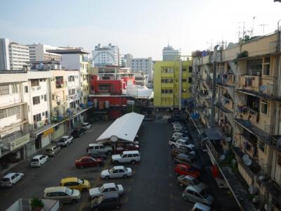 ホテル裏。普段は駐車場