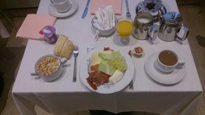 ビュッフェスタイルの朝食、大変満足