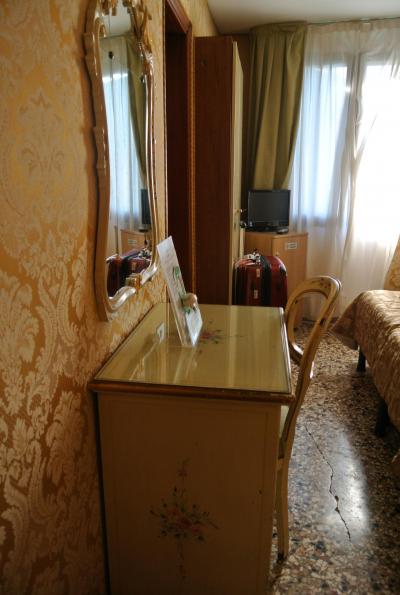 運河をはさんで目の前がサンタルチア駅