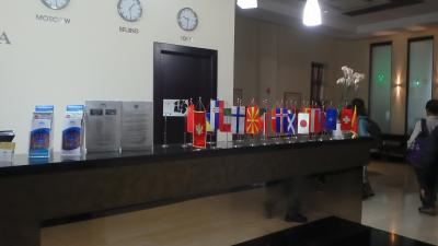 フロント。国旗と時計が並んでいるが、Tokyoの時計は故障中