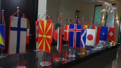 フロントにあった国旗群。どこの国の旗か分からないものが多い。