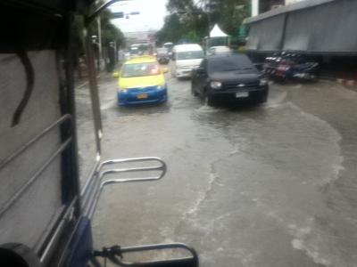 道路は池状態です。