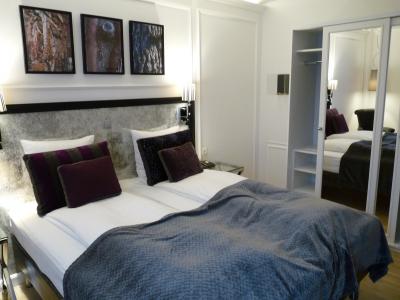 カバンを２つ開けられる広さで、セーフティボックスもあります。