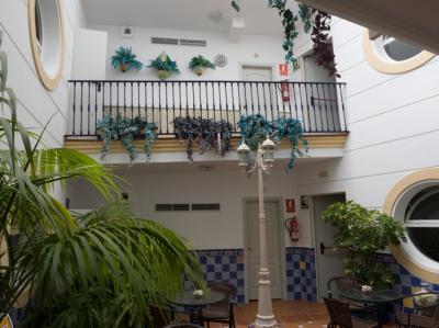 ホテル内にパティオがあります。