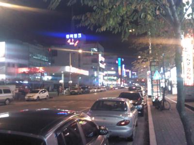 ホテル前の風景。韓国郊外の街並みです。