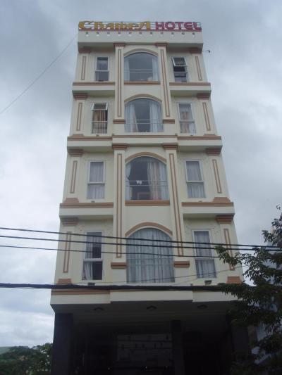 宿の外観。隣などにあまり高い建物はない。