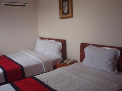 ダブルベッドとシングルベッド。程よい部屋の広さ。