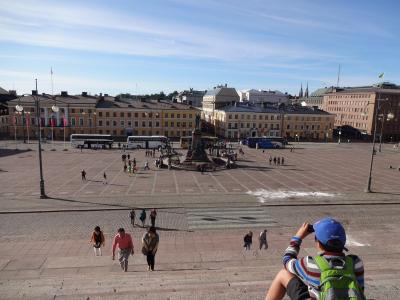 ヘルシンキ大聖堂の前に広がる市民・観光客の憩いの場。