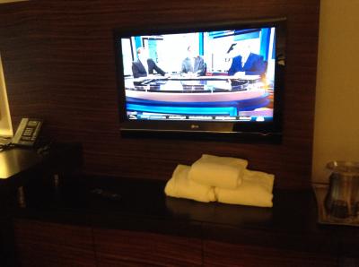 テレビと机。何故かバスタオルがここに。