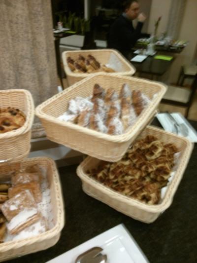 朝食バイキング。パンの種類も豊富