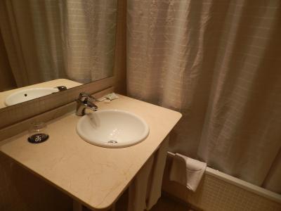 バスタブの仕切りがカーテンでした