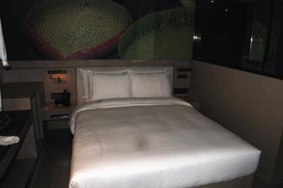 狭いです。　バスはガラス張り