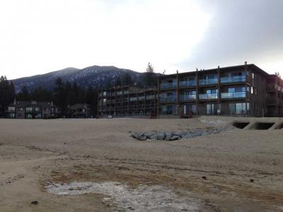 早朝のホテル外観