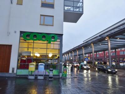 ホテルから1分程度でトラム駅とCOOP（スーパー）