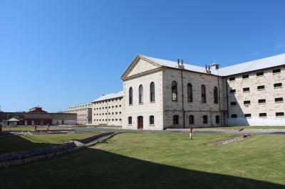 丘の上に立つ旧刑務所