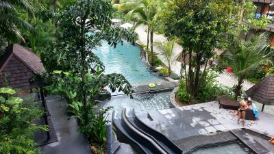 魅力的なプール