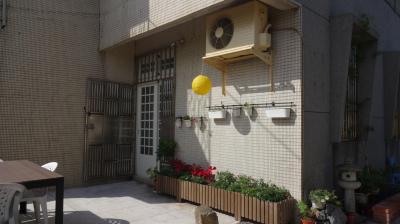 門扉の内側、玄関の造りが中国式。