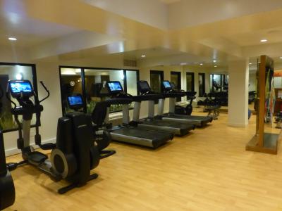 新型のマシンが並ぶフィットネス