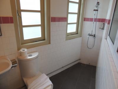 仕切りなどはないので、トイレが濡れます