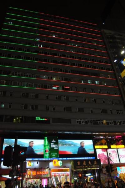 尖沙咀駅を出るとそびえ立つマンション