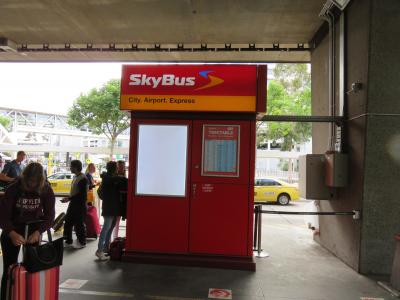 空港から市内にはスカイバスが「便利です。ホテルまで送ってくれますし、迎えも来てくれますよ