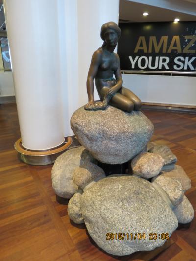 Ｃ２０の動く歩道の傍に人魚姫とアンデルセンの鞄