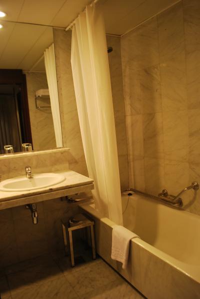 バスタブ付きで清潔な水周りでした