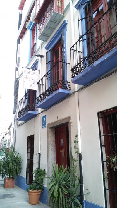 少し細い通りにあるので見つけにくいかもしれません