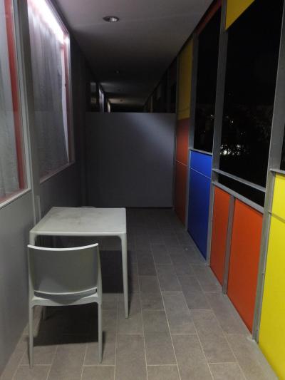 隣室と共用のバルコニー